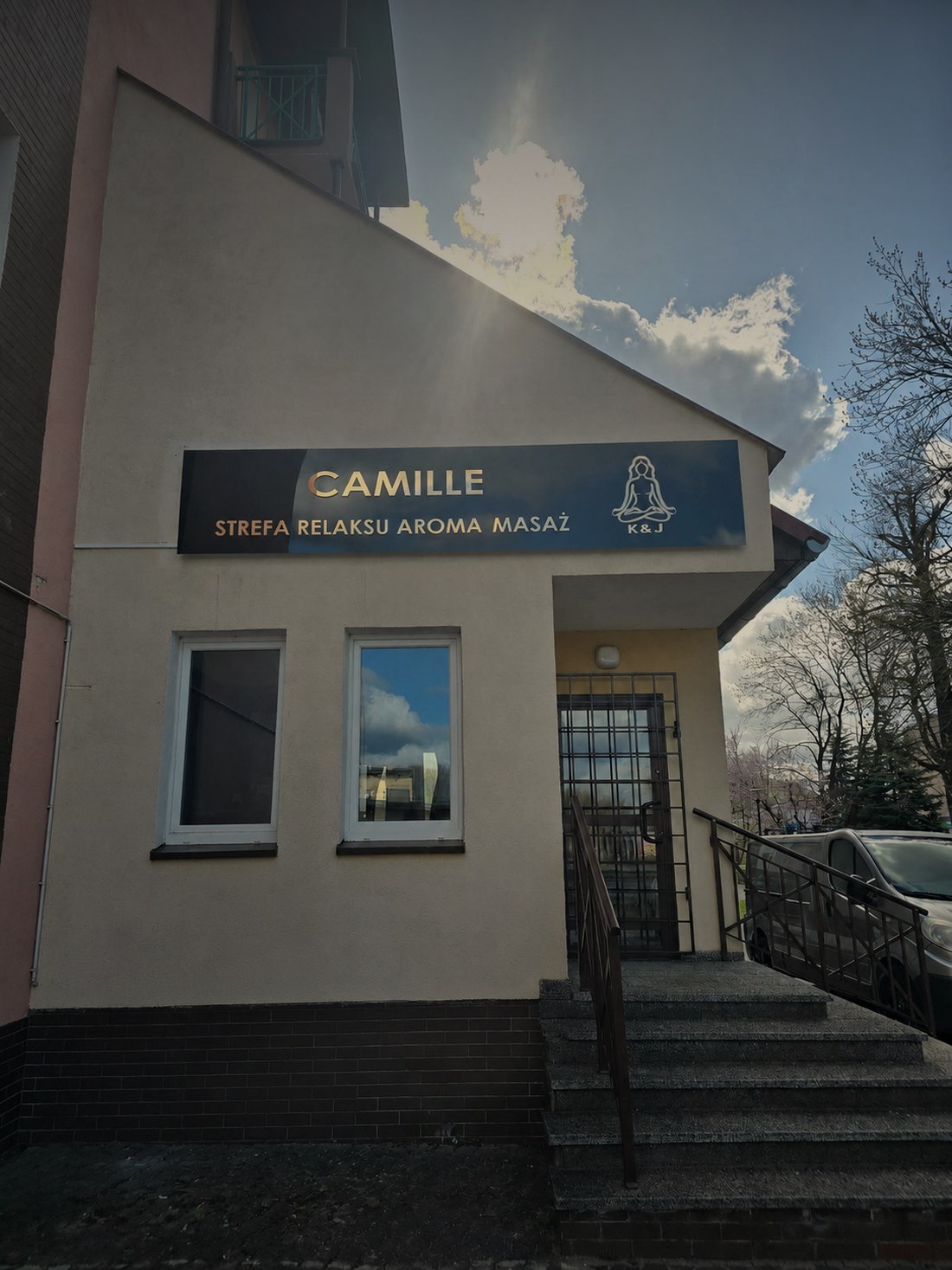Wejście do Strefy Relaksu Camille - budynek z szyldem przy ulicy Dzieci Polskich 30E w Pile